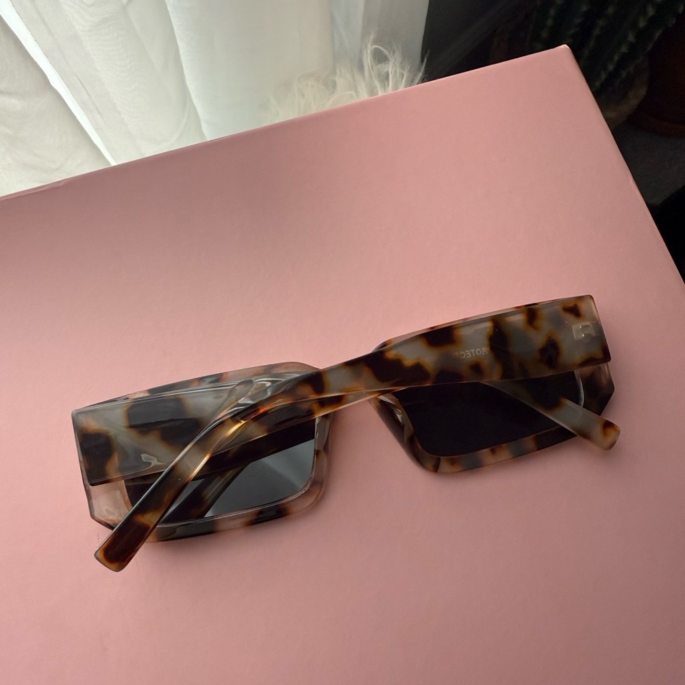 SOLD Rectangular Tortoise Print Sunglasses - Picture 4 of 9